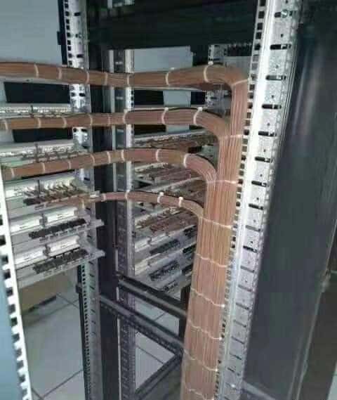 

       挚诚相待,快速安全 监控安装 工位布线 综合布线 节假日不休息